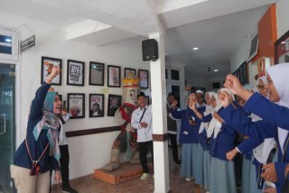 SMK Technopreneurship Muslimah Tuban yang Antusias Belajar kepemiluan di KPU Provinsi Jawa Timur.