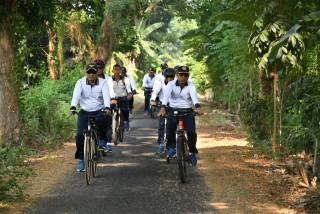 Nikmati Udara Pagi, Pejabat Utama Puspenerbal Gowes Santai Kawasan Juanda