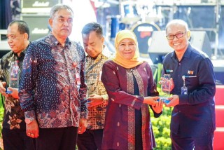 KAI Daop 8 Surabaya Raih Penghargaan Stand Branding Promo Terbaik Dalam Ajang Jatim Fest 2023