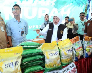 Gubernur Khofifah Menggelar Operasi Pasar Murah dalam Rangkaian Peringatan Hari Jadi ke-78 Provinsi Jawa Timur.