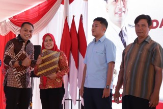 Wali Kota Eri Cahyadi Salurkan BLT dari Dana Bagi Hasil Cukai Tembakau kepada 3.745 Buruh Pabrik Sampoerna