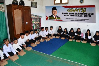 Menhan Prabowo Subianto Bagikan Paket Susu Plus Makan Siang Untuk Santri Ponorogo