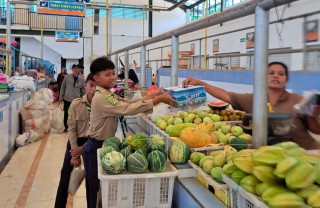 Peduli Palestina, Pelajar SD Muhammadiyah 3 Bungkal Gelar Penggalangan Donasi Keliling Pasar