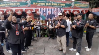 Spontan, SIBER Jatim Traktir Masyarakat Surabaya Makan di Rawon Kalkulator