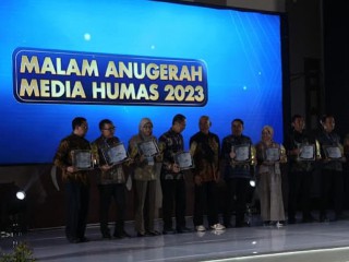 Pemkot Surabaya Sabet Penghargaan Media Sosial Terbaik di AMH Kemenkominfo 2023