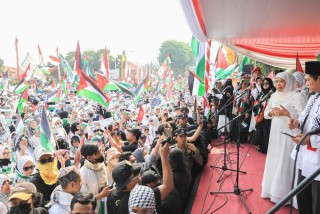 Berbaur Bersama Puluhan Ribu Masyarakat Jatim Aksi Bela Palestina, Gubernur Khofifah Ajak Beri Dukun
