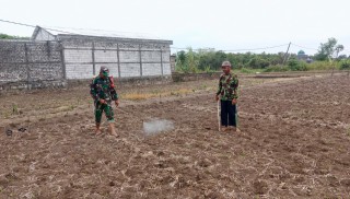 Babinsa Bersama Warga Karya Bakti Bersihkan Ruas Jalan dan Saluran Air