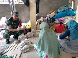 Kunjungi Tempat Pembuatan Celengan Plastik Karakter, Babinsa Dukun Berikan Semangat Usaha