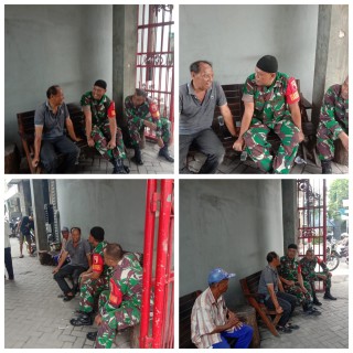 Bersama Ketua RW, Babinsa Koramil 0830/02 Semampir Komsos sekaligus Monitoring Wilayah