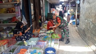 Babinsa Ujungpangkah Giatkan Program Babinsa Masuk Dapur, Ringankan Kebutuhan Sembako Bagi Warganya