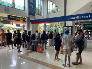 Jelang Natal 2013, Daop 8 Catat Pemesanan Tiket KA Meningkat 