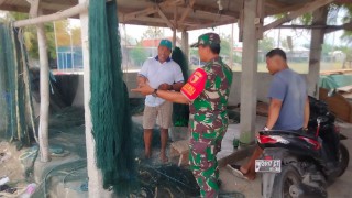 Komsos Babinsa Koramil Panceng Bersama Nelayan Binaan, Bantu Perbaikan Jaring Ikan dan Aktif Berikan Saran Positif