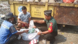 Babinsa Serda Affandi Datangi TPA Desa Gluranploso, Jalin Komsos Maksimalkan Pengelolaan Sampah Lingkungan