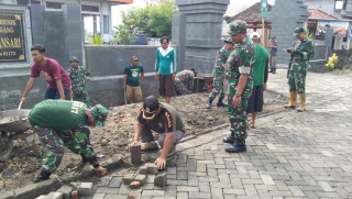 Anggota Koramil Balongpanggang Laksanakan Karya Bakti Bersama Pemdes Pembersihan Desa