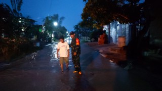 Banjir Melanda Di Wilayah Binaan, Babinsa Benjeng Siaga Tanggap Bencana
