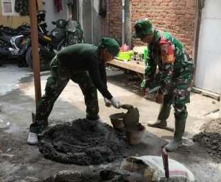 2 Anggota Babinsa Koramil Kebomas, Bantu Perbaikan Fasilitas Rumah Tangga Milik Warganya