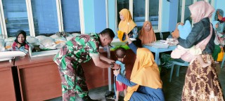 Wujudkan Balita Sehat, Babinsa Dampingi Petugas Kesehatan Berikan Layanan Posyandu di Wilayah Binaan