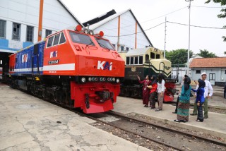 KAI Daop 8 Hadirkan Kembali Lokomotif Livery Vintage Merah dan Biru Era Tahun 1991