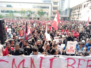 Mahasiswa dari berbagai kampus di Surabaya Berunjuk rasa  Tolak Politik dinasti