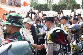 Menhan Prabowo Beri Santunan Kepada Korban Erupsi Gunung Marapi di Kabupaten Agam, Sumbar