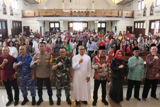 Pendeta Serta Jamaat Gereja Utusan Pantekosta, Apresiasi Polres Ponorogo Ciptakan Suasana Ibadah Natal Aman Dan Khidmat.