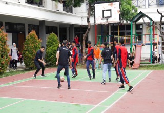 Peduli Penyandang disabilitas Mercure Surabaya Grand Mirama Bersama SMALB Karya Mulia adakan Senam Bersama 