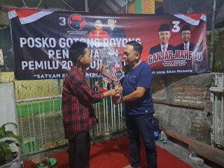 Anas Karno dihadiahi wayang Brontoseno usai Nobar debat Capres