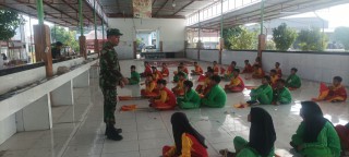 Bangun Karakter Disiplin Yang Tinggi, Babinsa Koramil Menganti Latihkan PBB Siswa Siswi MI Nurul Huda
