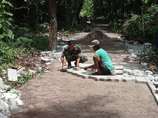 Babinsa Bungah Bersama Warga Binaan Pembenahan Jalan Pemasangan Paving Blok
