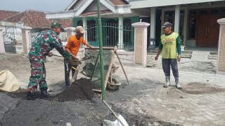 Babinsa Kedamean Bersama Warga Laksanakan Karya Bakti Pemasangan Paving Jalan