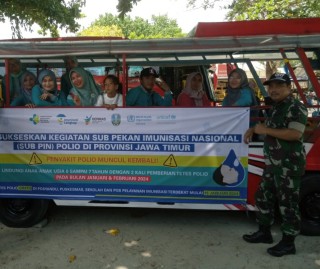 Dukung Pencegahan Polio Pada Anak, Babinsa Koramil Dukun Dampingi Kegiatan Sosialisasi Polio dan Pemberian Imuniasi