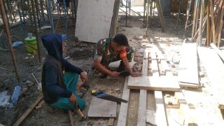 Karya Bhakti Babinsa Koramil Manyar, Bantu Percepatan Proses Renovasi Pembangunan Masjid Desa Peganden