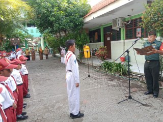 Bertindak Sebagai Pembina Upacara, Babinsa Tanamkan Disiplin dan Cinta Tanah Air bagi Siswa SDN 1 Pegirian