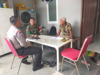 Kunjungi Staf Pengelola Pasar, Babinsa  Ajak Pengelola Pasar Tetap Jaga Keamanan dan Ketertiban Area Pasar