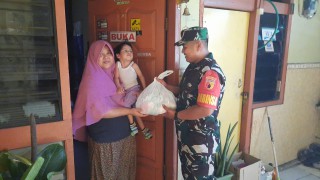 Babinsa Berikan Bantuan Sembako untuk Balita Stunting dan Disabilitas