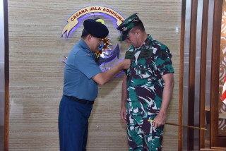 Kunjungi Kodiklatal, Komandan Puspenerbal Semati Komandan Kodiklatal Brevet Kehormatan Penerbangan