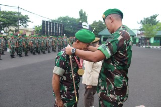 Dandim 0830/Surabaya Utara Lepas Prajurit dan PNS yang Memasuki Purna Tugas