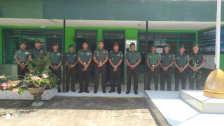 Danramil 0817/13 Ujungpangkah Beserta Anggotanya, Sambut Kunjungan Kasilog Korem 084/BJ Tinjau Kebersihan Pangkalan