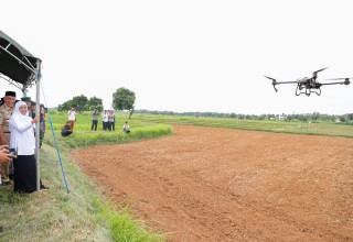 Operasikan Drone Penanam Kedelai di Bangkalan, Gubernur Khofifah: Ini Harapan Baru di Sektor Pertanian