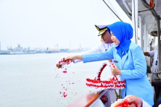 Berlayar Bersama KRI Bima Suci, Wadan Puspenerbal Ikuti Tabur Bunga Hari Dharma Samudera