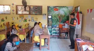 Babinsa Koramil Manyar Berikan Materi Wasbang, Bangun Karakter Patriotis dan Nasionalis Siswa Siswi SDN 1 Sidomukti