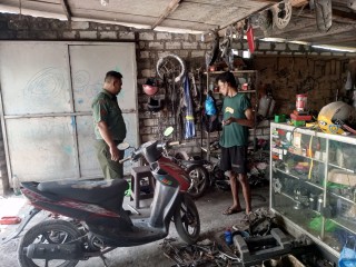 Jalin Komunikasi, Babinsa Bungah dengan Usaha Masyarakat