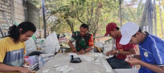 Babinsa Koramil Sidayu Inginkan Kemajuan UMKM Kerajinan Kulit Kerang Milik Warga Binaan