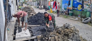 Kerja Bakti Perbaikan Drainase Desa, Babinsa Kebomas Bersama Warga Bersatu