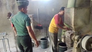 Komsos Babinsa Serda Syamsuddin Kunjungi langsung tempat Penggilingan Padi milik Pak Sholeh
