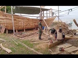 Pendampingan Babinsa Serda Tormuji Pada Pekerja UMKM Pembuatan Kapal Nelayan di Desa Delegan
