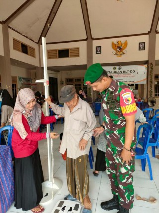 Pendampingan Babinsa Koramil Manyar Pada Kegiatan Posyandu Lansia Desa Gumeno