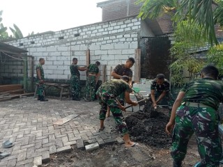 Tumbuhkan Rasa Memiliki Terhadap Satuan, Anggota Koramil 0830/06 Benowo Laksanakan Pebenahan Pangkalan