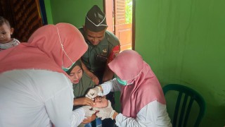 Pendampingan Babinsa Sertu Untung, Dalam Pemberian Vaksin Pin Polio di Wilayah Teritorial Koramil Benjeng