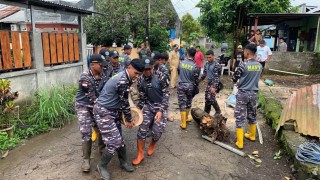 Prajurit Lanudal Manado Gerak Cepat Bantu Bersihkan Rumah Warga Tertimpa Pohon Tumbang